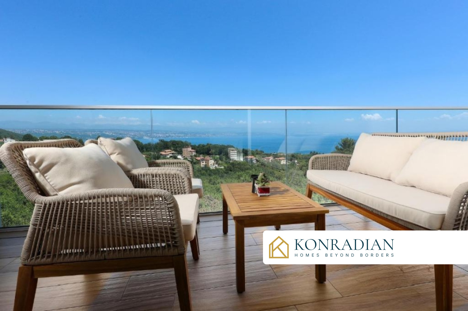 Duplex apartment with roof terrace and sea view