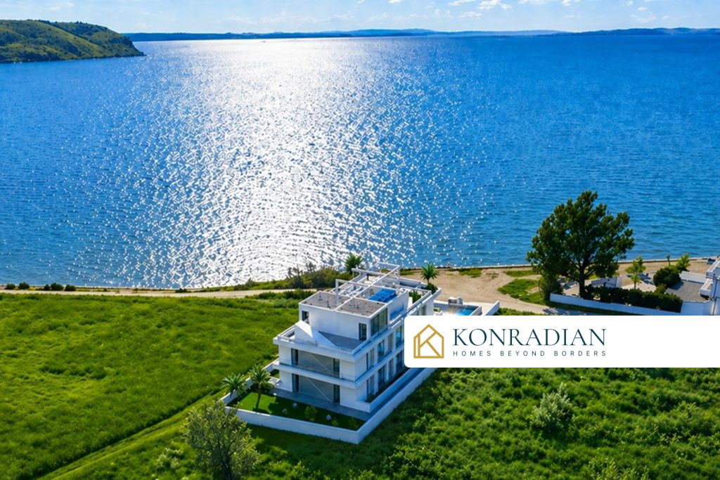 Luxury apartment first row to the sea with swimming pool and roof terrace