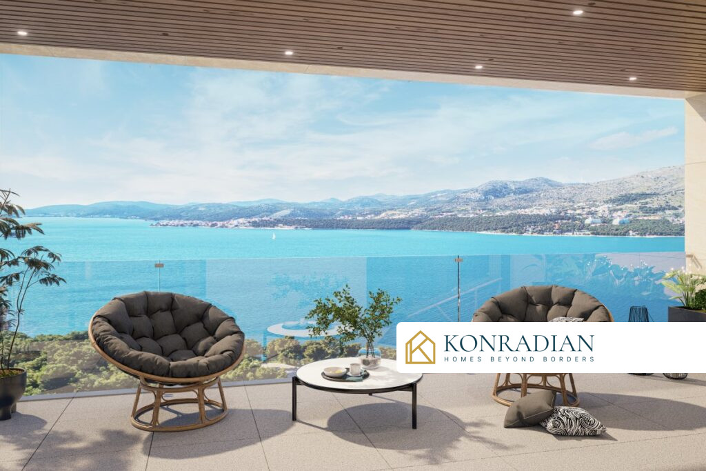 Top quality duplex apartment in the first row to the sea with a private pool